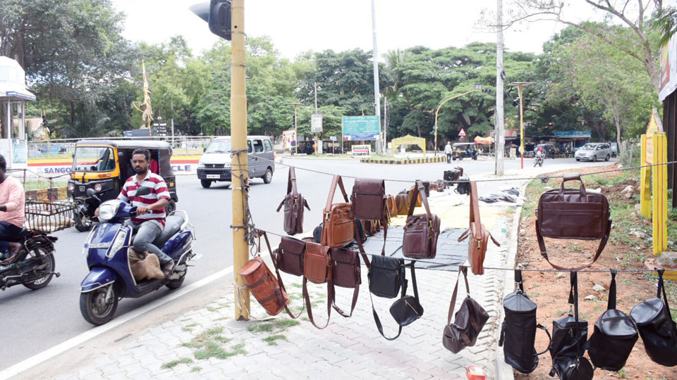 Footpath vendors at Sangolli Rayanna Circle hinder traffic