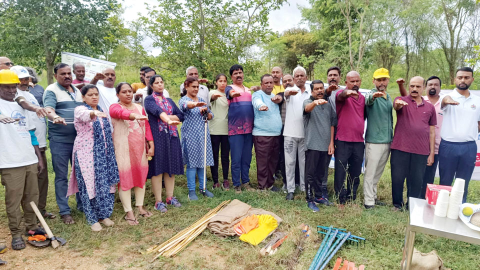 Residents join hands in cleaning Thippayyanakere surroundings