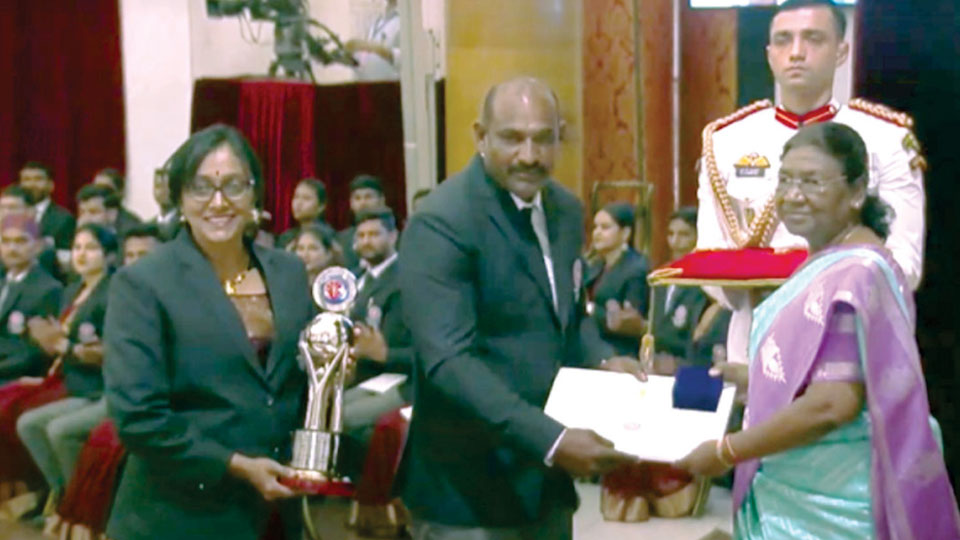 Prez presents NSS National Award to Seshadripuram College