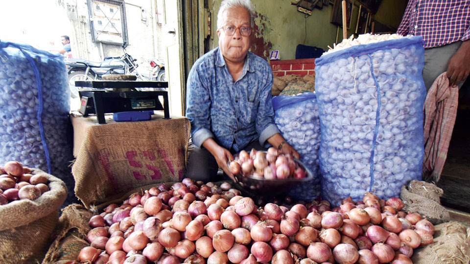 Skyrocketing onion prices hit kitchen budgets in Mysuru