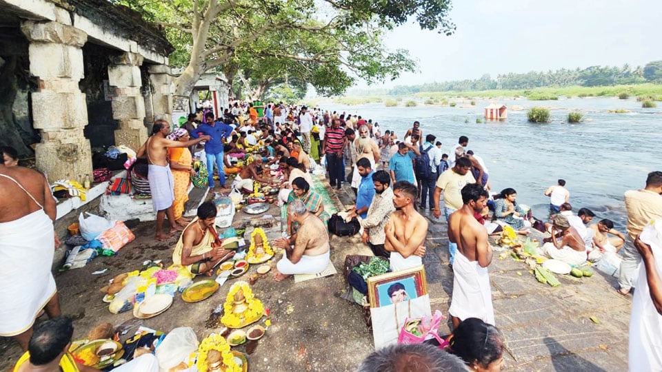 Thousands of people offer ‘Pitru Tarpana’ at Srirangapatna