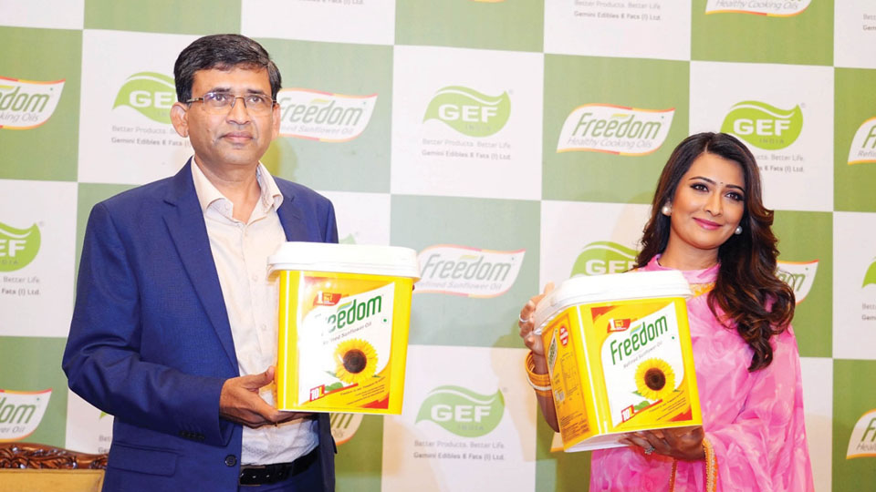 Radhika Pandit launches 10-litre multi-use jar of Freedom Refined Sunflower Oil