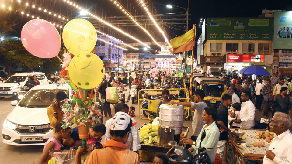 Street vendors transform city into colourful marketplace