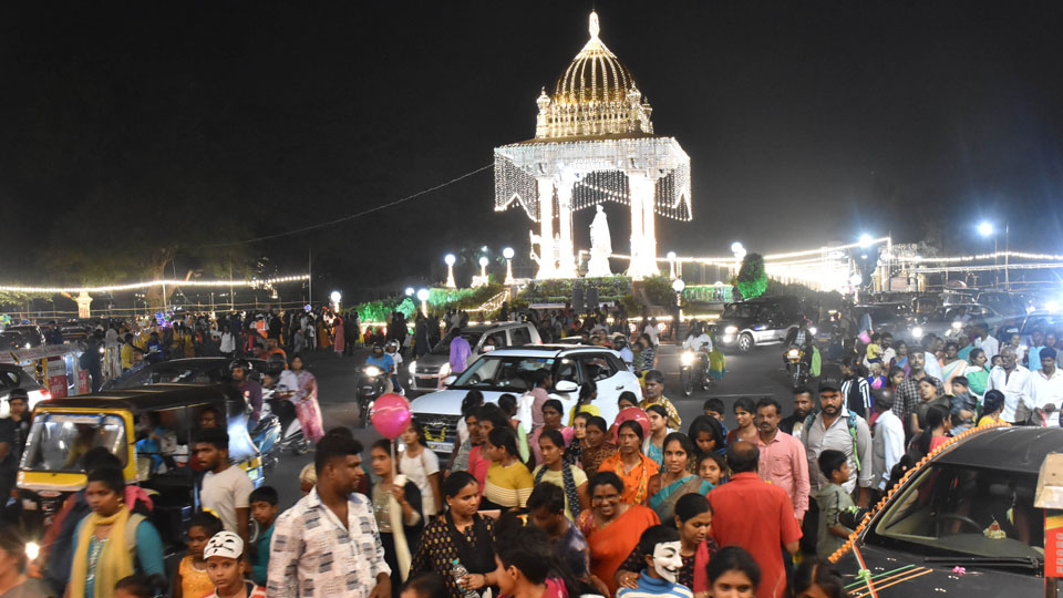 Dasara lightings extended till Nov. 3: One-way rule, no parking zones continue