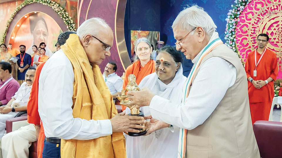 Dr. S.L. Bhyrappa honoured with Amrita Keerti Award