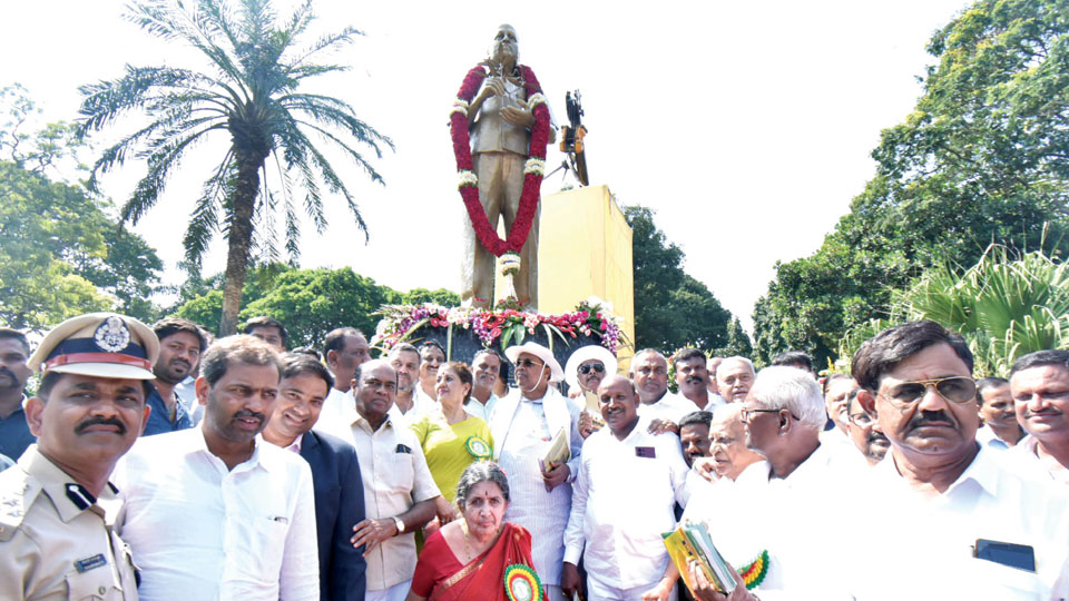CM unveils Dr. Marigowda’s statue at Curzon Park