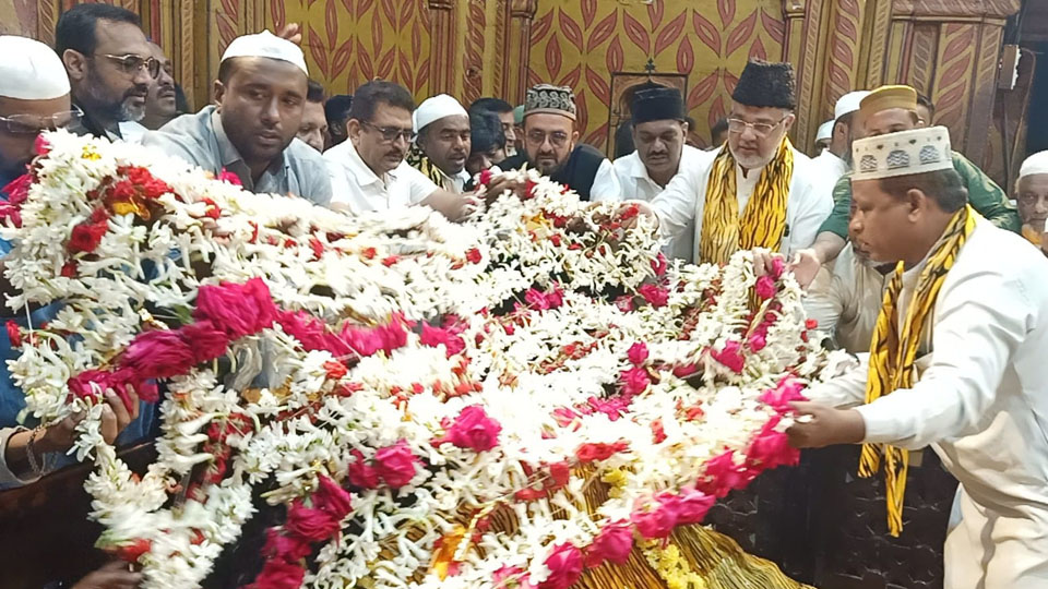 MLA Tanveer Sait visits Tipu tomb, offers flower mat
