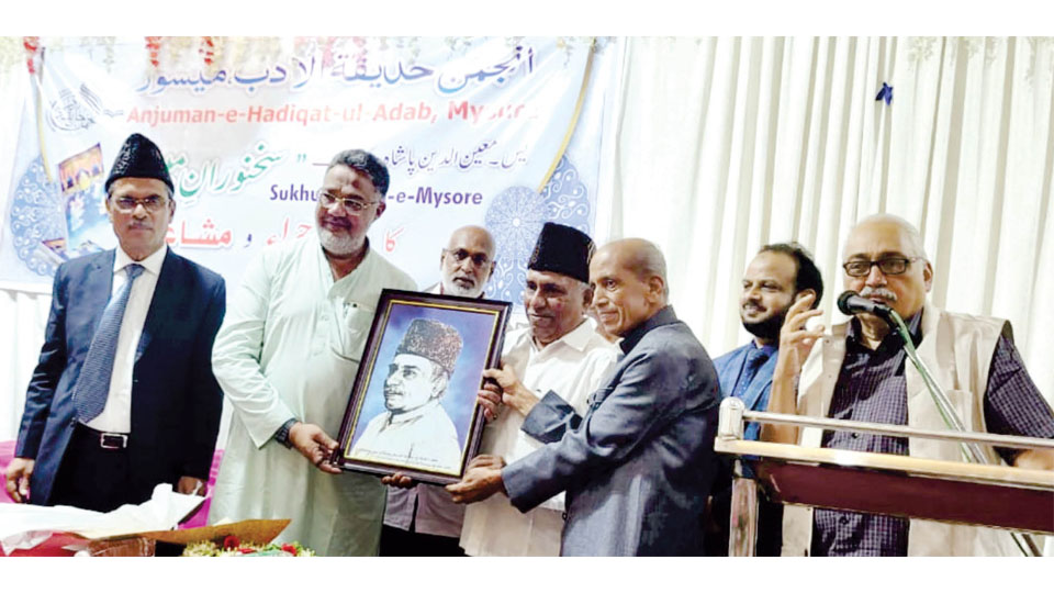 MLA Tanveer Sait releases Moinuddin Pasha’s Urdu book Sukhanwaran e Mysore