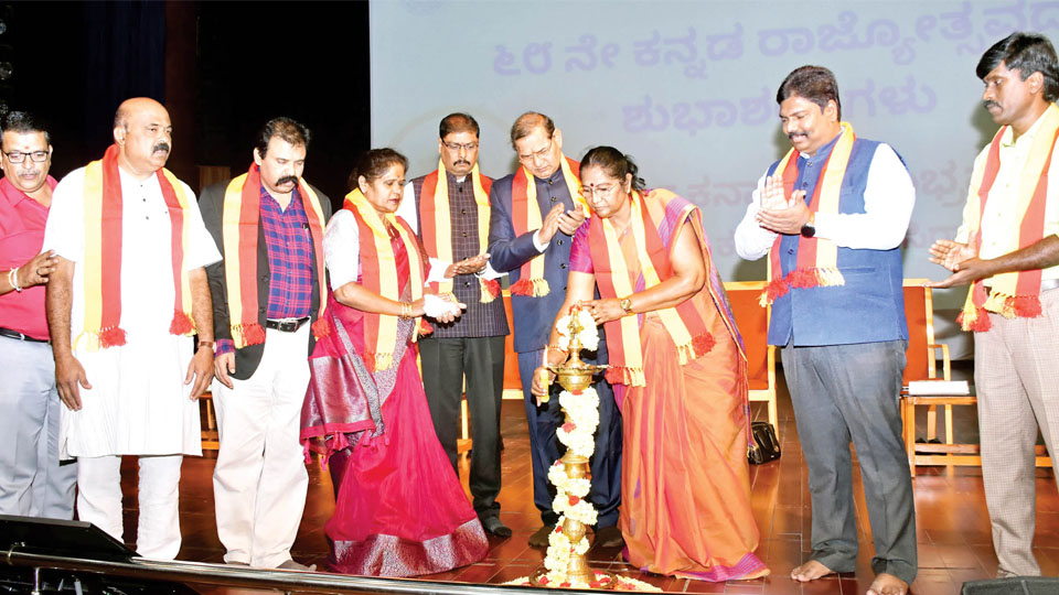 Kannadigas must oppose Hindi like Tamilians: Prof. Padma Shekar