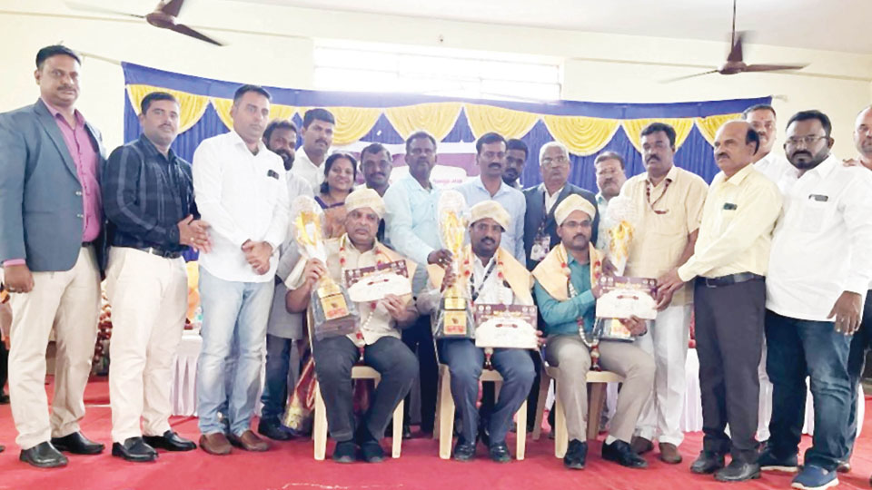 Prizes given to Dasara tableaux