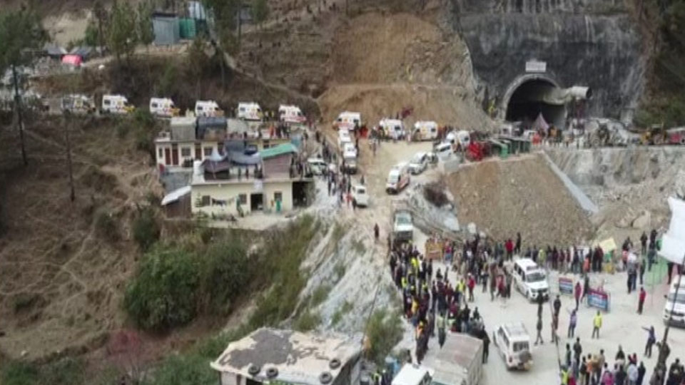 Trapped tunnel workers three metres away from rescue party