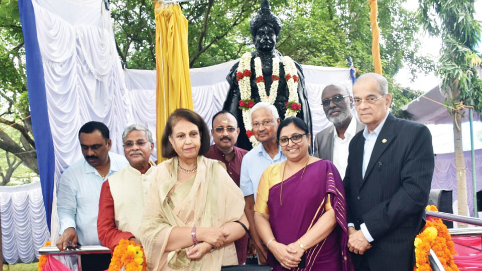 Pramoda Devi Wadiyar unveils Nalwadi’s statue at MMC&RI