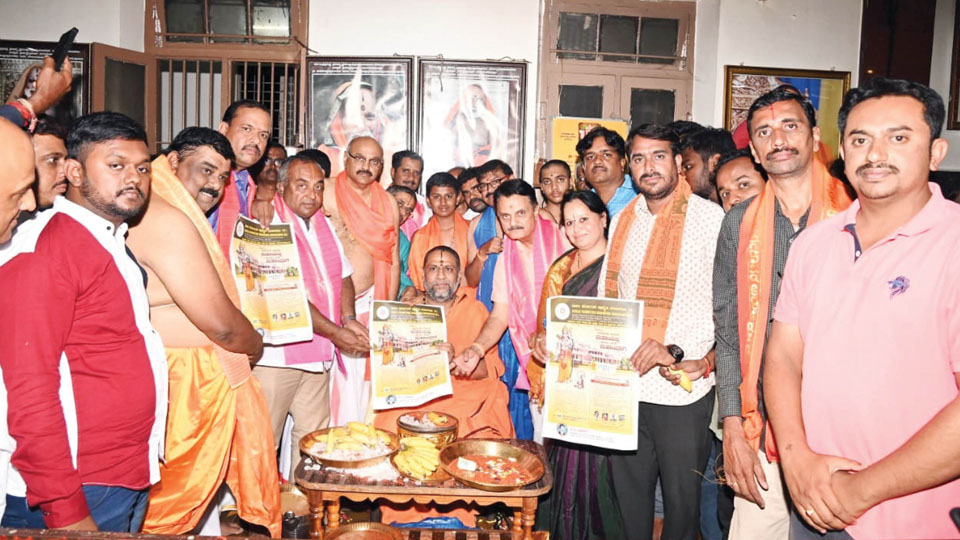 Subudhendra Teertha Swamiji visits Sri Raghavendra Mutt in city 