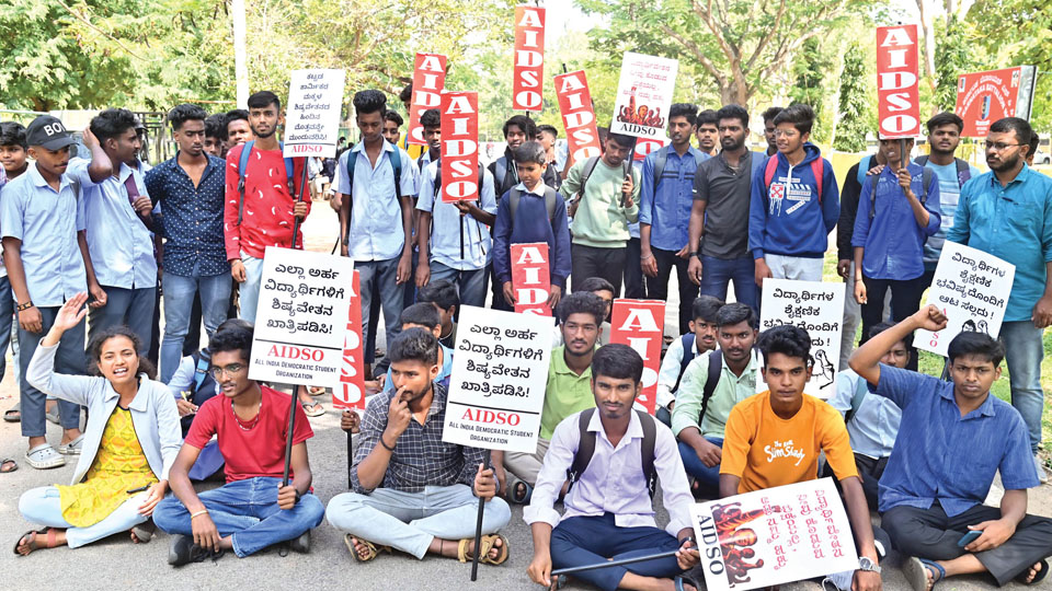 Delay in scholarship disbursal: AIDSO leads students’ protest