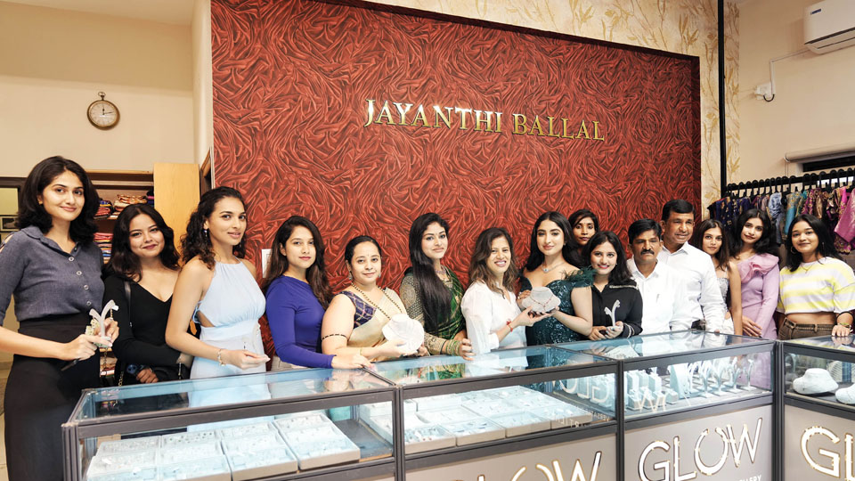 Glow By Kirtilals Diamond Jewellery Show inaugurated in city