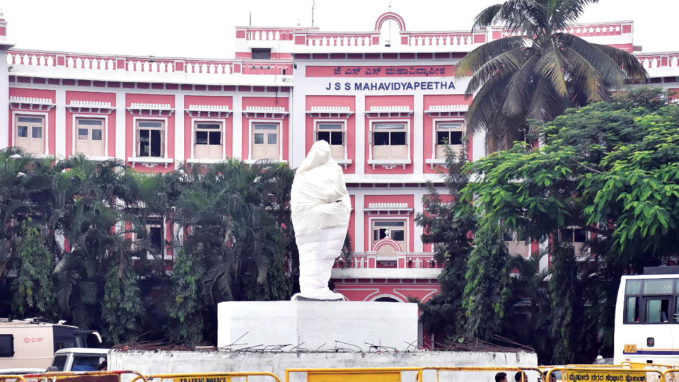 Statue of former Suttur Mutt Seer: Pramoda Devi Wadiyar REACTS