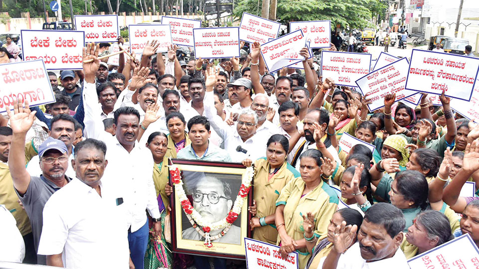 City Pourakarmikas join State-wide protest