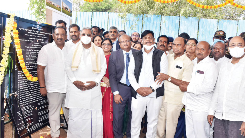 Siddu lays foundation stone for Kidwai Cancer Institute on KRS Road