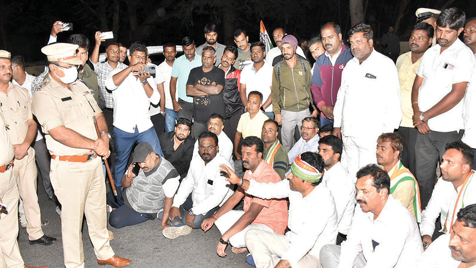 Congress workers protest against Pratap Simmha’s remarks on CM