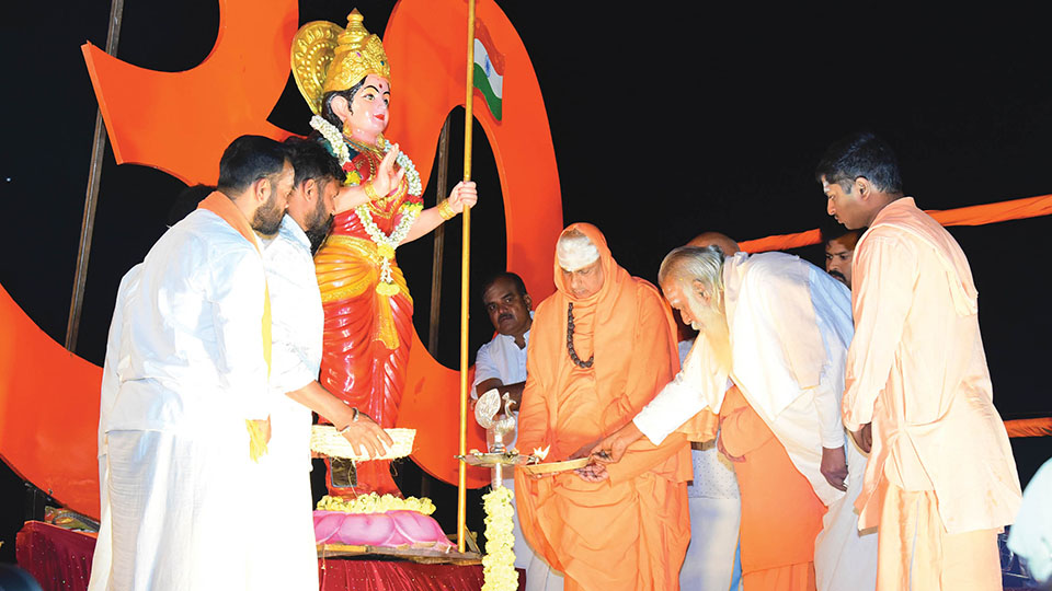 Yuva Brigade holds grand Kapila Arati, Lakshadeepotsava at Nanjangud