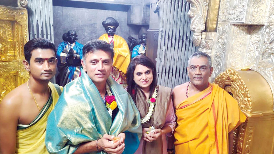 Rahul Dravid visits Chamundi Hill Temple in Mysuru