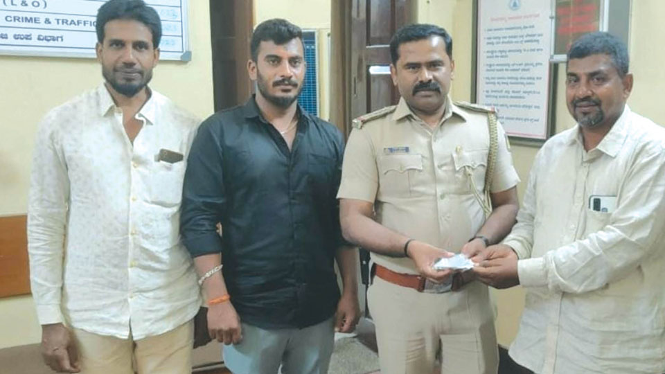 Lost jewellery bag returned to Bengaluru man in Mysuru
