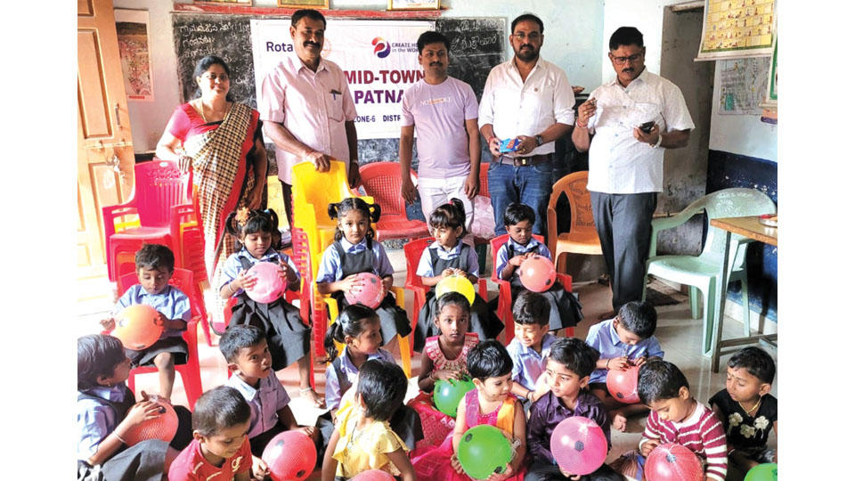 Periyapatna Rotary Midtown donates chairs, study materials to Anganwadi