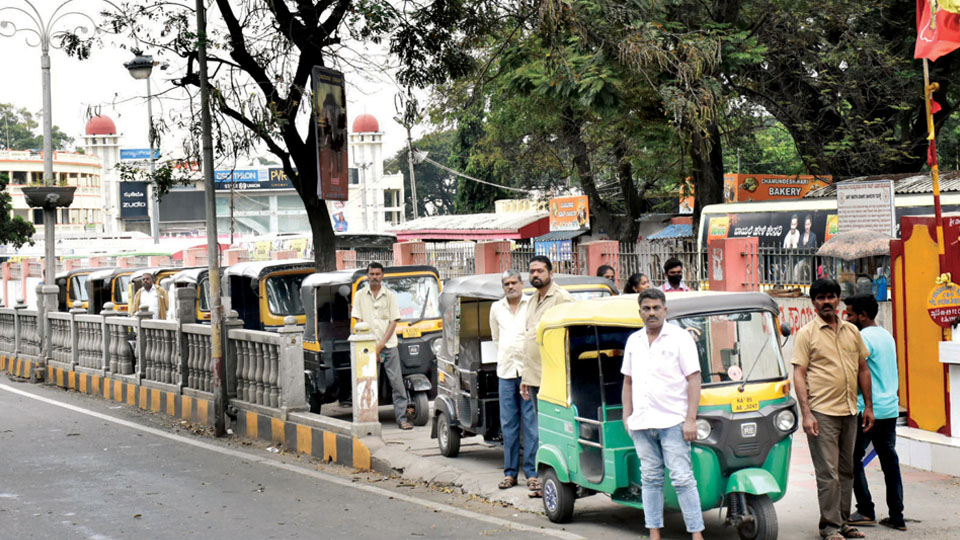 Auto drivers seek 25-30 kms operating permit from city