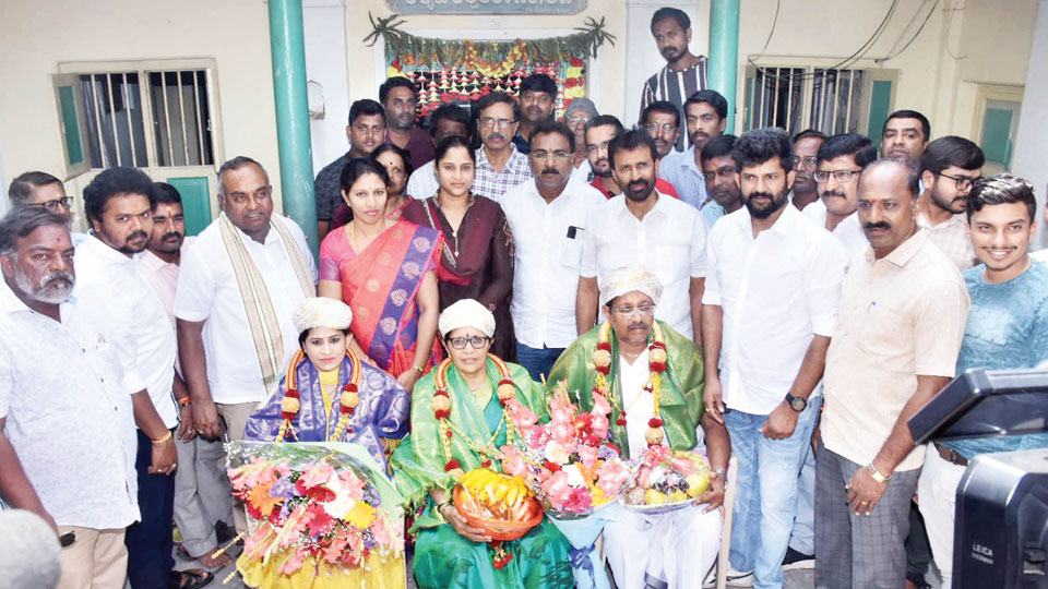 MP felicitates Arun Yogiraj’s family, flays Ram Temple critics