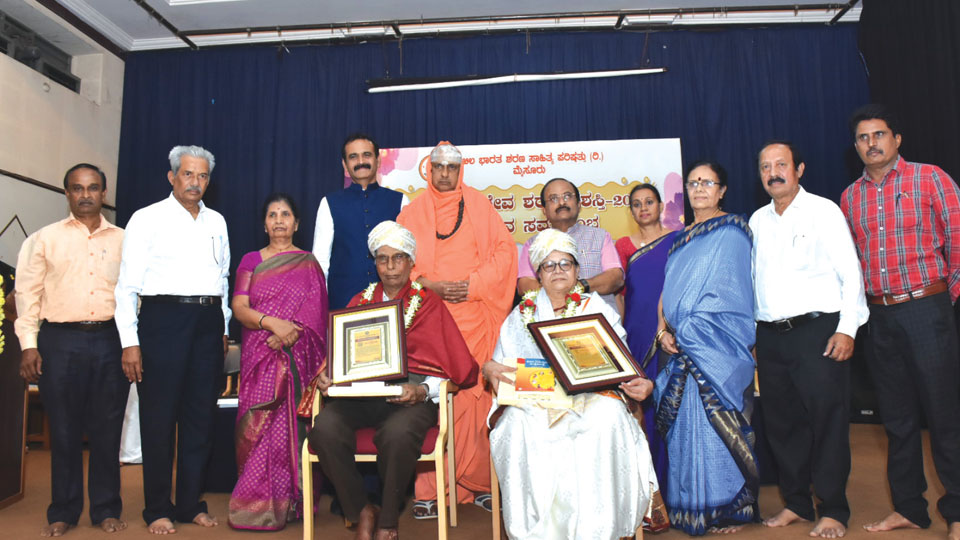 Suttur Seer presents ‘Shakuntala Jayadeva Sharana’ awards