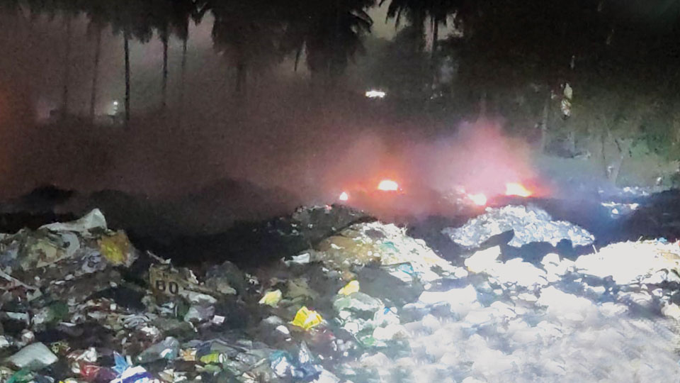 Toxic garbage-burning smoke engulfs Vijayanagar Third Stage
