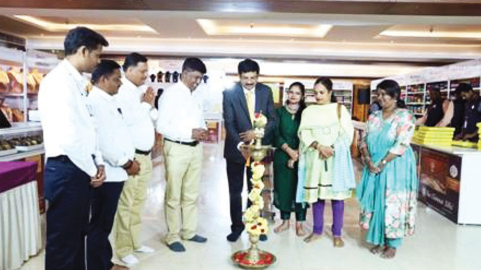 Gold and Silk Expo inaugurated in city
