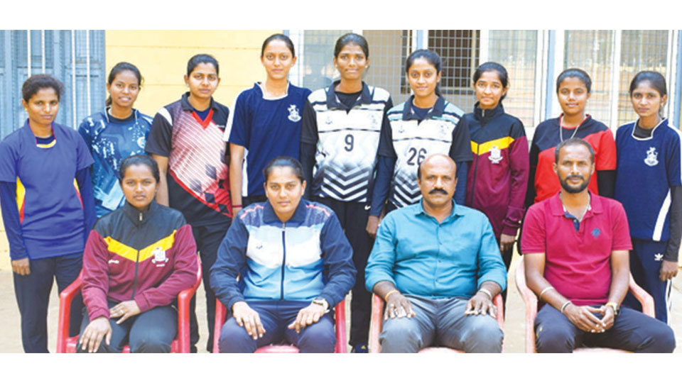 Mysore Varsity ball badminton team for All India Tournament