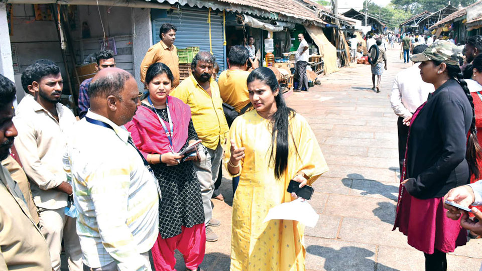 Footpaths around Devaraja Market cleared of vendors