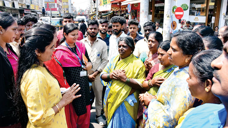 Make Chikka Gadiyara a parking space: Vendors