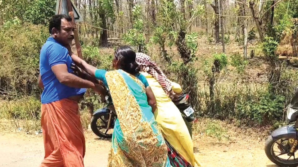 Drunken men from Kerala cause nuisance at Bavali tribal hamlet
