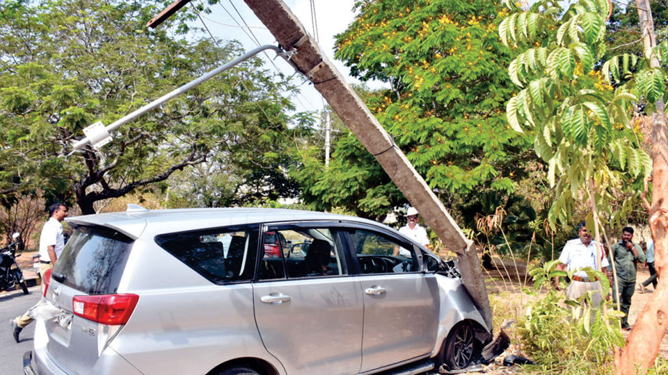 MUV rams into electric pole near Maharani’s College