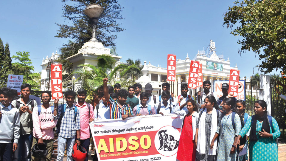 AIDSO stages protest, demands cancellation of four-year degree course under NEP