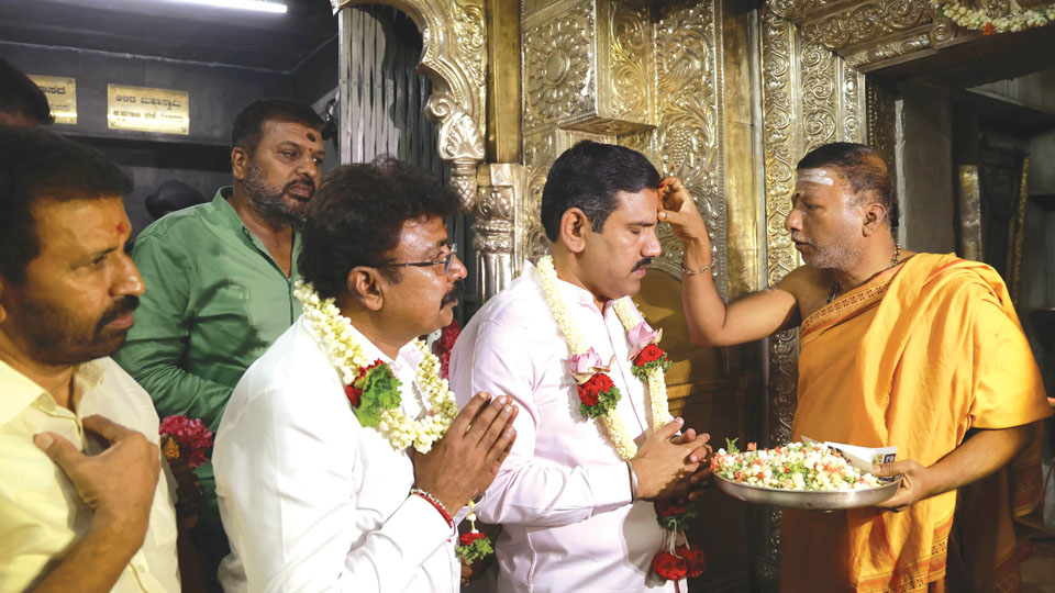 State BJP Chief offers special prayers at Chamundi Hill temple