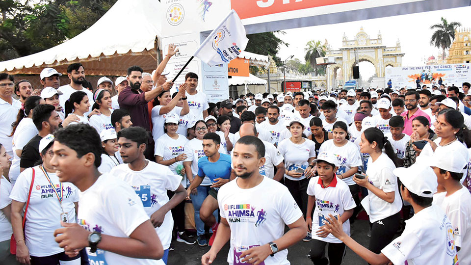 Hundreds take part in ‘Ahimsa Run for Peace and Non-Violence’ in city