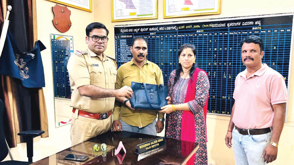 Cops trace bag of jewels left behind in auto
