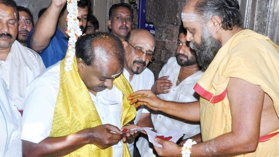 HDK visits Srikanteshwara Swamy temple in Nanjangud