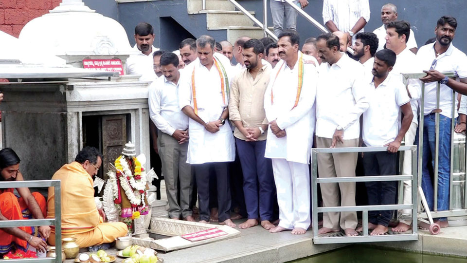 Congress candidate M. Lakshmana offers puja at Talacauvery