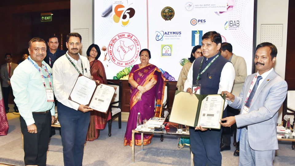 CSRTI hands over two technologies for commercialisation at Bharat Tex Expo