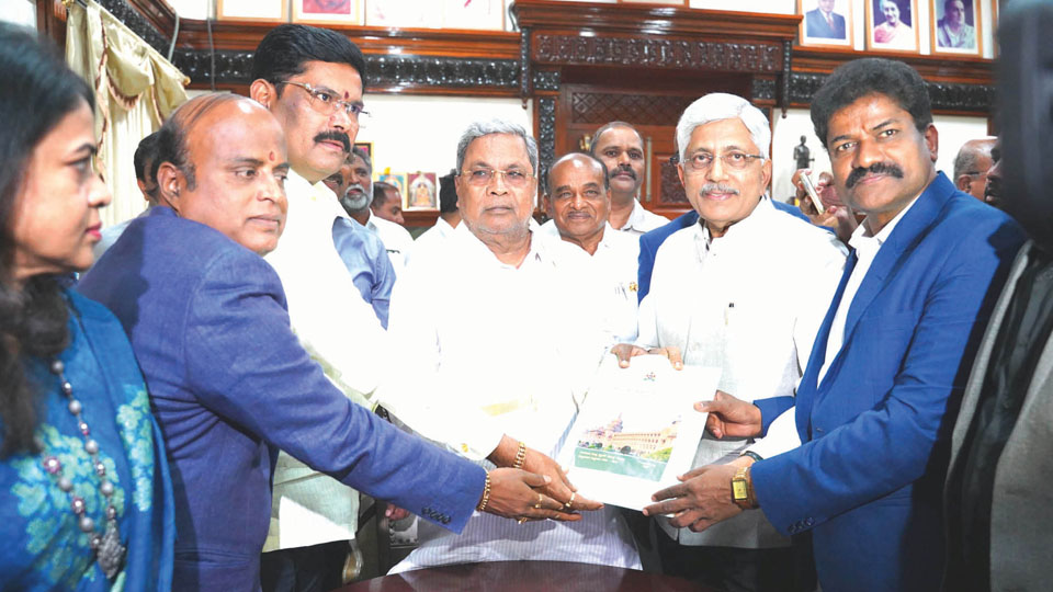 Jayaprakash Hegde Panel submits caste census report to State Govt.