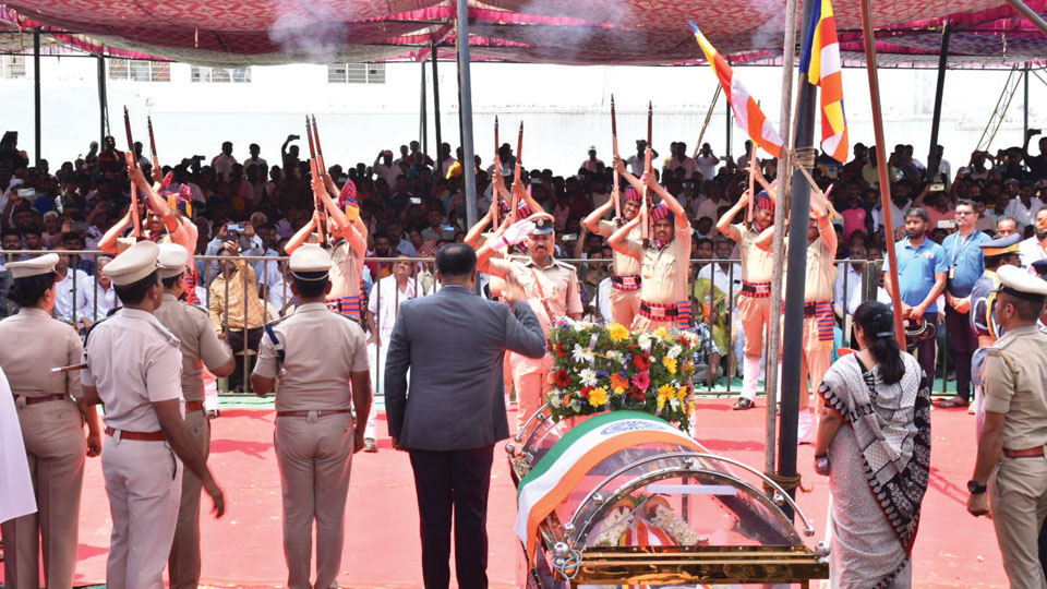 Last rites of Sreenivasa Prasad performed with full State honours