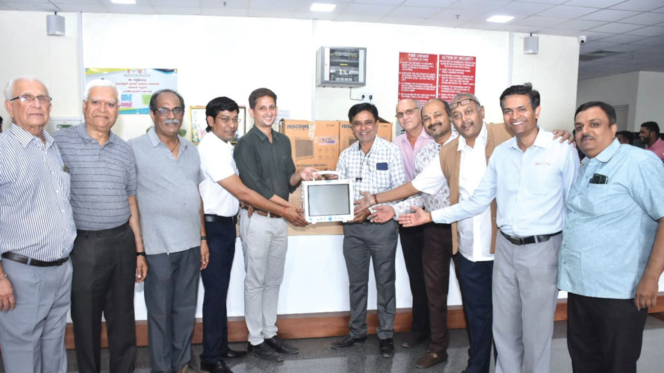 Gujarati Samaj donates Multi Para Monitoring devices to Govt. Hospital