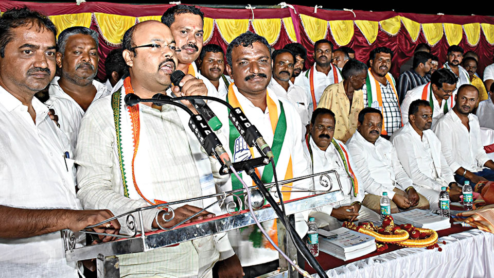 Dr. Yathindra seeks votes for Congress nominee Lakshmana
