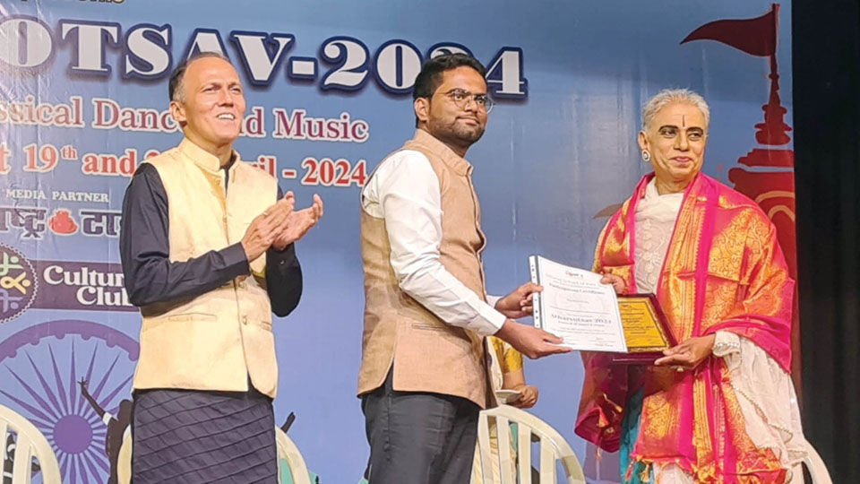 City Dance Guru Dr. Kumar honoured by Mumbai’s Fine Arts School