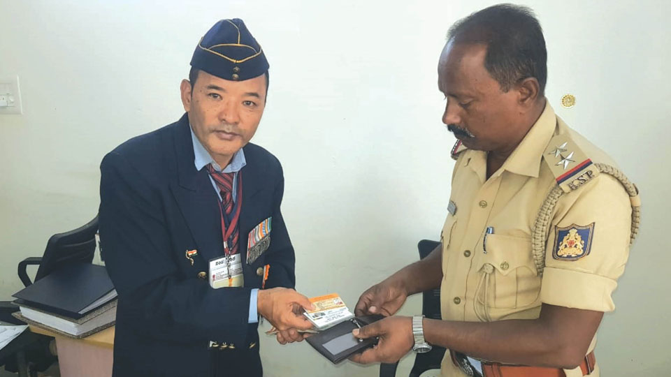 Cop returns wallet with cash, documents to owner